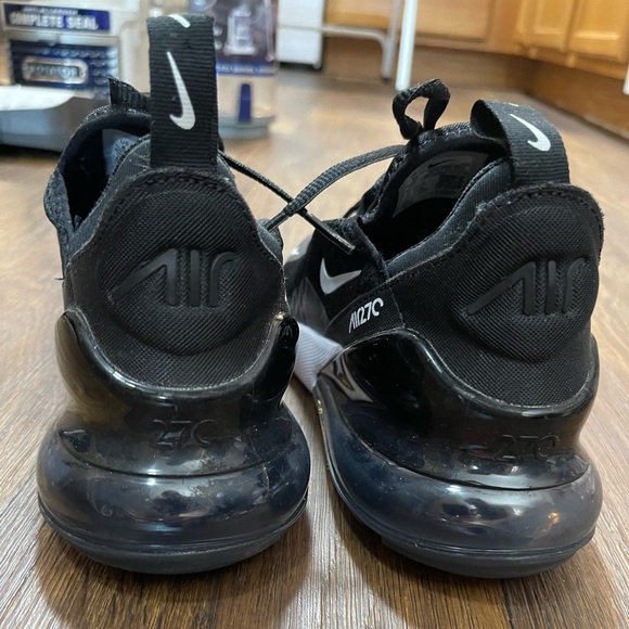 Nike Women's Air Max 270 Shoes, size 8 - Picture 6 of 9